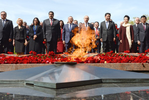 Церемония возложения цветов к Могиле Неизвестного солдата в Александровском саду