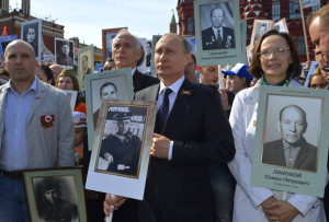 Владимир Путин с портретом своего отца-фронтовика Владимира Спиридоновича принимает участие в шествии колонны «Бессмертный полк Москва»